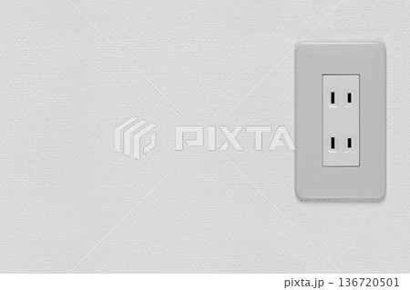 白い壁のコンセント 2 136720501