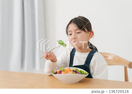 苦手な野菜を食べる女の子 苦手な野菜を食べる女の子 136720528