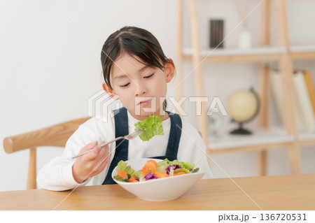 苦手な野菜を食べる女の子 苦手な野菜を食べる女の子 136720531