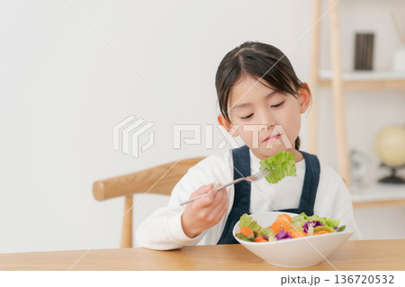苦手な野菜を食べる女の子 苦手な野菜を食べる女の子 136720532