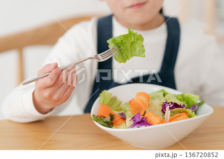 野菜サラダを食べる女の子 野菜サラダを食べる女の子 136720852