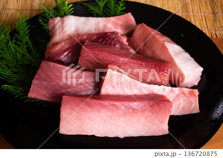 マグロの柵盛り合わせ 136720875
