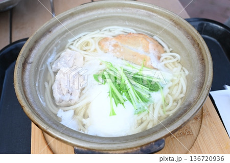 あご出汁が香る熱々の「五島うどん」鍋焼き仕立て 136720936