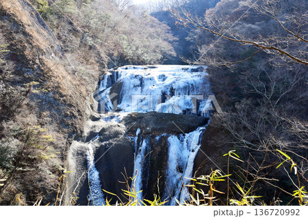 冬の袋田の滝の風景 冬の袋田の滝の風景 136720992