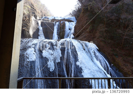 冬の袋田の滝の風景 冬の袋田の滝の風景 136720993