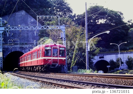 京急、旧1000形快特、1251‐1252・・、並ぶトンネル、杉田ー京浜富岡、1982年8月6日 京急、旧1000形快特、1251‐1252・・、並ぶトンネル、杉田ー京浜富岡、1982年8月6日 136721031