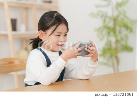 スマホを見る小学生の女の子 スマホを見る小学生の女の子 136721061