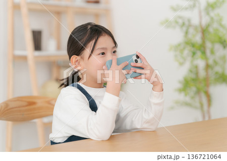 スマホを見る小学生の女の子 スマホを見る小学生の女の子 136721064