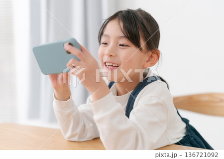 スマホで遊ぶ小学生の女の子 スマホで遊ぶ小学生の女の子 136721092