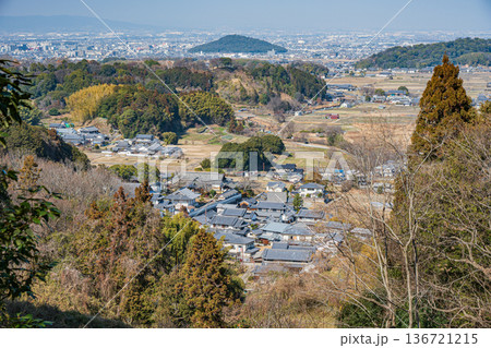 国営飛鳥歴史公園祝戸地区西展望台から奈良盆地の景観　甘樫丘　耳成山　奈良県 136721215