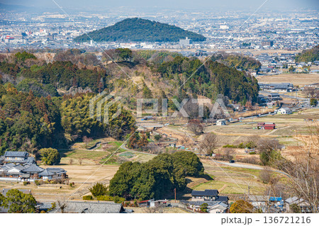 国営飛鳥歴史公園祝戸地区西展望台から奈良盆地の景観 甘樫丘 耳成山 奈良県 国営飛鳥歴史公園祝戸地区西展望台から奈良盆地の景観 甘樫丘 耳成山 奈良県 136721216