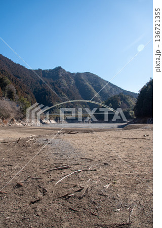 渇水状態の那賀川と出合ゆず大橋 渇水状態の那賀川と出合ゆず大橋 136721355