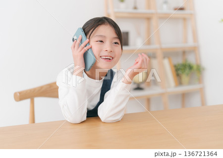 スマホを見る小学生の女の子 スマホを見る小学生の女の子 136721364