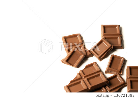 割れた板チョコを重ねたスタジオ撮影 割れた板チョコを重ねたスタジオ撮影 136721385