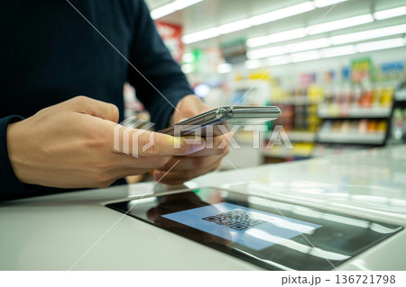 スマートフォンでQRコード決済をする日本人の手元　Generative AI 136721798