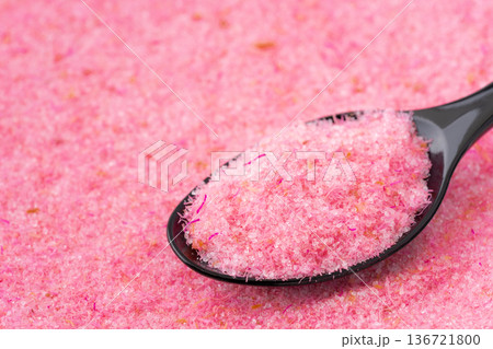 スプーンに載せた桜でんぶのクローズアップ 136721800