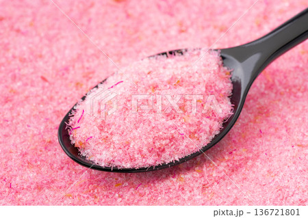 スプーンに載せた桜でんぶのクローズアップ 136721801