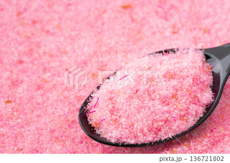 スプーンに載せた桜でんぶのクローズアップ 136721802