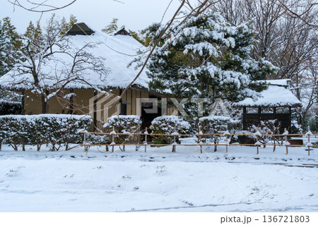 茅葺屋根の冬景色 136721803