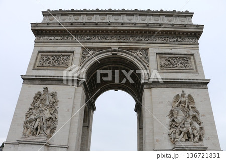 圧倒的存在感を放つ凱旋門 136721831