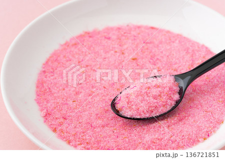 お皿とスプーンに載せた桜でんぶのクローズアップ お皿とスプーンに載せた桜でんぶのクローズアップ 136721851