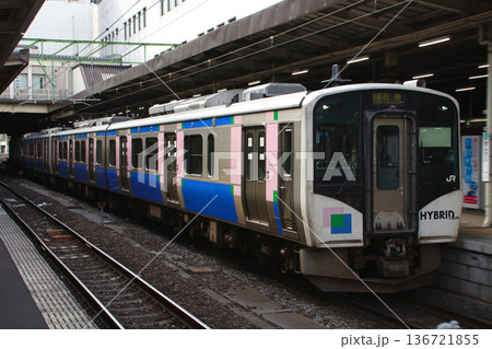 仙台駅を発車する仙石東北ラインHB-E210系気動車（快速：仙台⇔石巻） 136721855