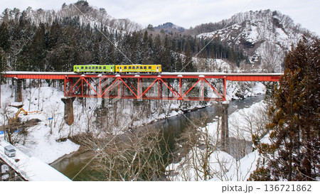 厳冬期大又川橋梁を渡る秋田内陸線　秋田県 136721862