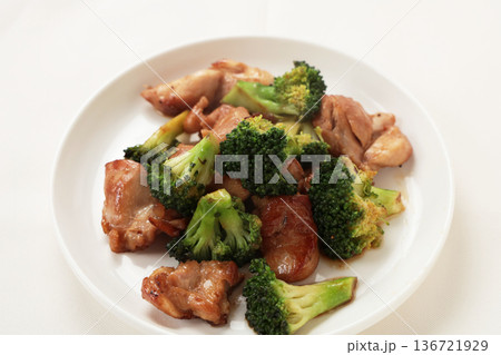 ブロッコリーと鶏肉の炒め物 ブロッコリーと鶏肉の炒め物 136721929