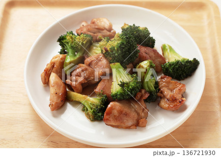 ブロッコリーと鶏肉の炒め物 ブロッコリーと鶏肉の炒め物 136721930