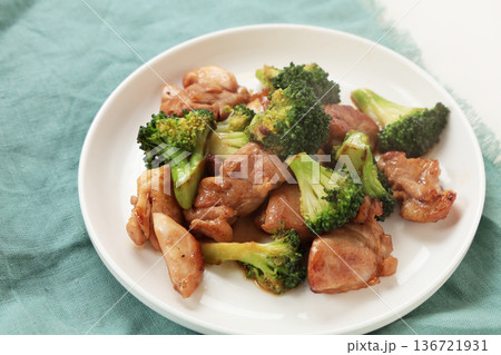 ブロッコリーと鶏肉の炒め物 ブロッコリーと鶏肉の炒め物 136721931