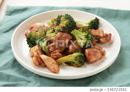 ブロッコリーと鶏肉の炒め物 ブロッコリーと鶏肉の炒め物 136721932