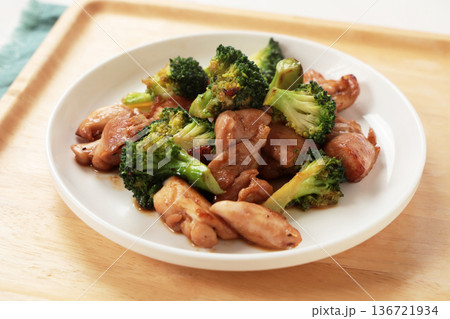 ブロッコリーと鶏肉の炒め物 136721934