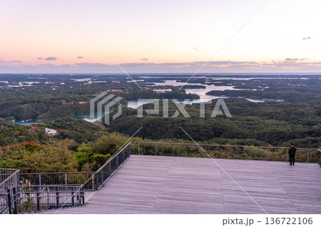 三重県志摩市　リアス海岸美を眺められる横山展望台からの英虞湾の夕景 136722106