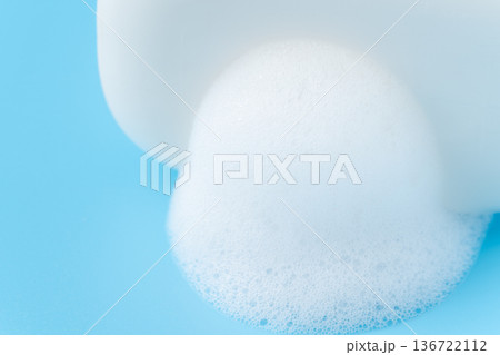 水色背景に泡立てた白い固形石鹸のクローズアップ 136722112