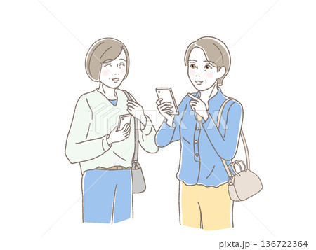 スマホをみながら話をするシニア女性二人組・中高年・友人・お出かけ・旅行・散歩・ベクターイラスト スマホをみながら話をするシニア女性二人組・中高年・友人・お出かけ・旅行・散歩・ベクターイラスト 136722364