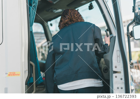 truck driver 136722393