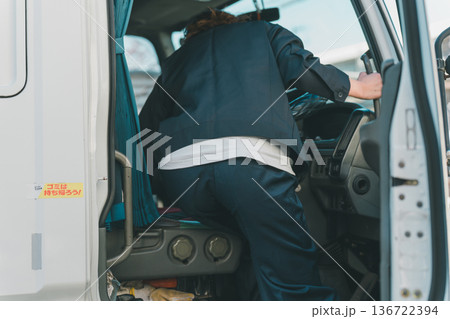 truck driver 136722394