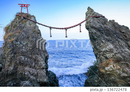 長崎市野母崎の夫婦岩から望む軍艦島 136722478