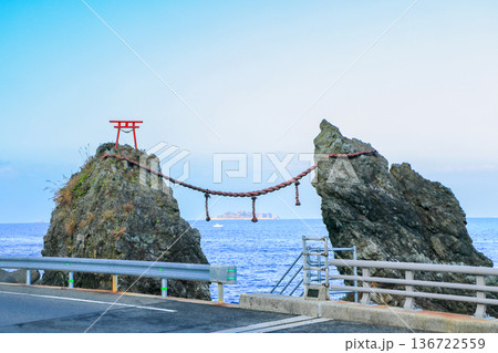 長崎市野母崎の夫婦岩から望む軍艦島 136722559