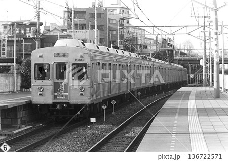 東急、地上時代の東横線田園調布駅、8000系8032他、電バスオープン間近の・1982年4月10日 東急、地上時代の東横線田園調布駅、8000系8032他、電バスオープン間近の・1982年4月10日 136722571