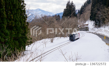 大雪で不通だった区間が開通され疾走する内陸線急行列車　2026年2月17日　秋田県 136722572