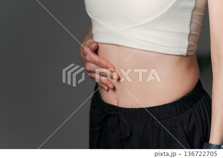 ダイエットに成功した女性 ダイエットに成功した女性 136722705