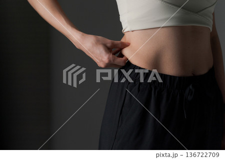 ダイエットに成功した女性 ダイエットに成功した女性 136722709