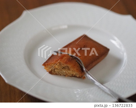 白皿にのせたフィナンシェ 136722833