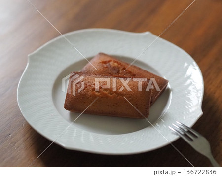 白皿にのせたフィナンシェ(2個) 白皿にのせたフィナンシェ(2個) 136722836