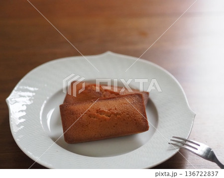 白皿にのせたフィナンシェ(2個) 白皿にのせたフィナンシェ(2個) 136722837