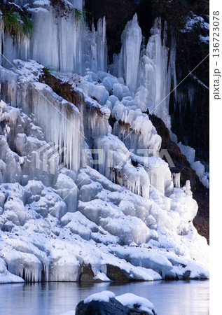 ライトアップされた三十槌の氷柱（みそつちのつらら） 136723078