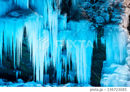 ライトアップされた三十槌の氷柱（みそつちのつらら） 136723085