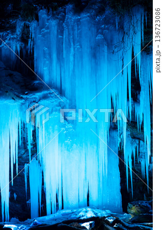 ライトアップされた三十槌の氷柱(みそつちのつらら) ライトアップされた三十槌の氷柱(みそつちのつらら) 136723086