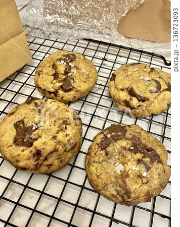 Freshly baked cookies with a golden-brown finish and chocolate chips. Perfectly crisp on the edges with a soft center, offering a delicious, comforting treat for any occasion. Freshly baked cookies with a golden-brown finish and chocolate chips. Perfectly crisp on the edges with a soft center, offering a delicious, comforting treat for any occasion. 136723093